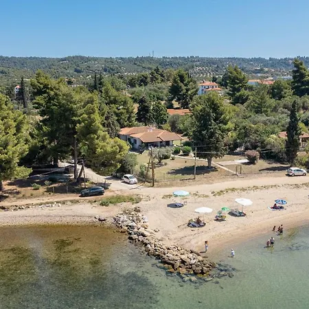 Case de vacanță Melo Pearl, Beachfront House In #feelslikehome