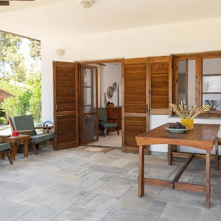 Case de vacanță Melo Pearl, Beachfront House In #feelslikehome